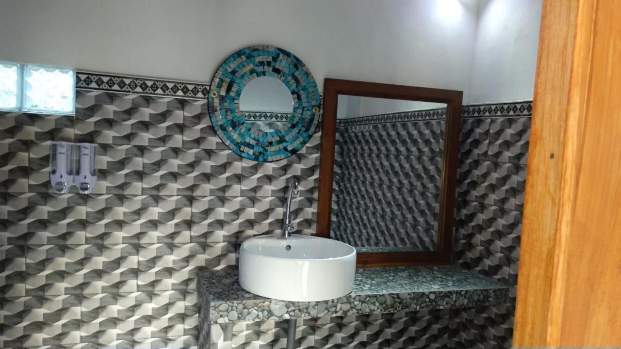Vina Bungalow Toyapakeh Bagian luar foto